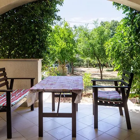 Apartments And Rooms Mofardin Guest house