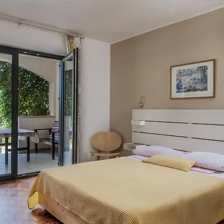 Apartments And Rooms Mofardin Guest house