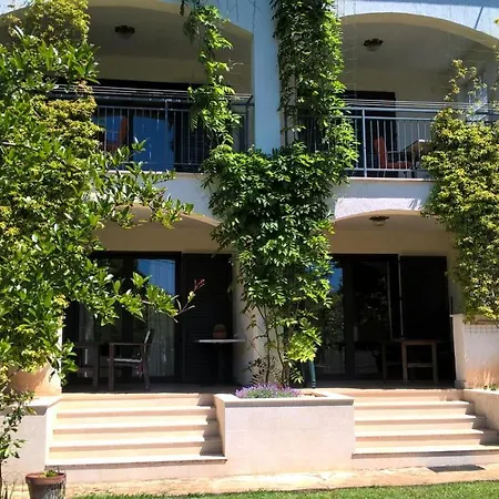 Apartments And Rooms Mofardin Guest house